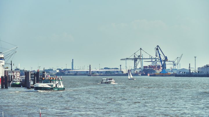 Blick auf Schiffe des Hamburger Hafens